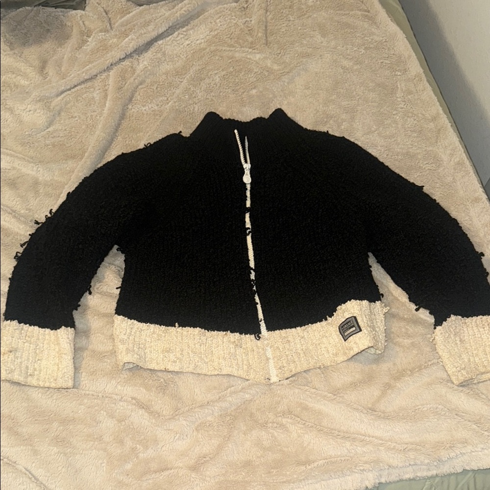 Authentic Vibtage Gersace Black and Cream Zip-Up sweater